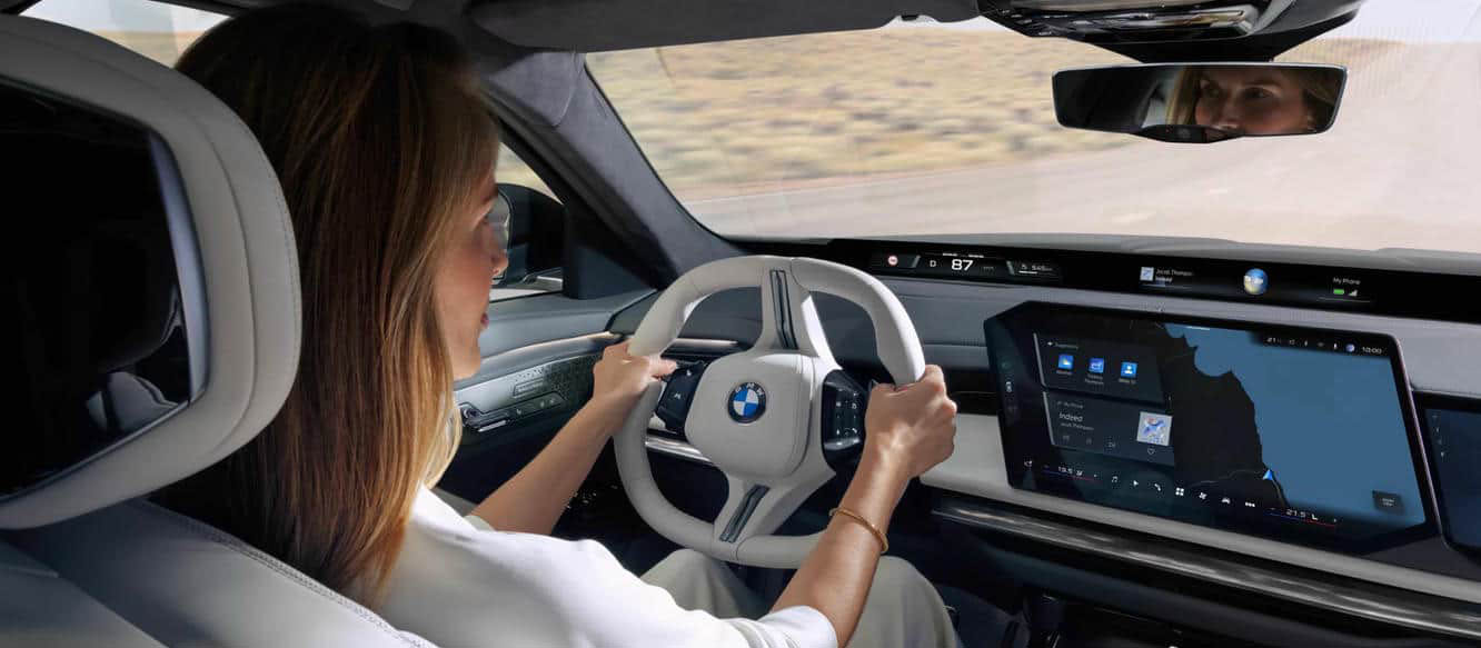 Девушка сидит в салоне нового BMW 7