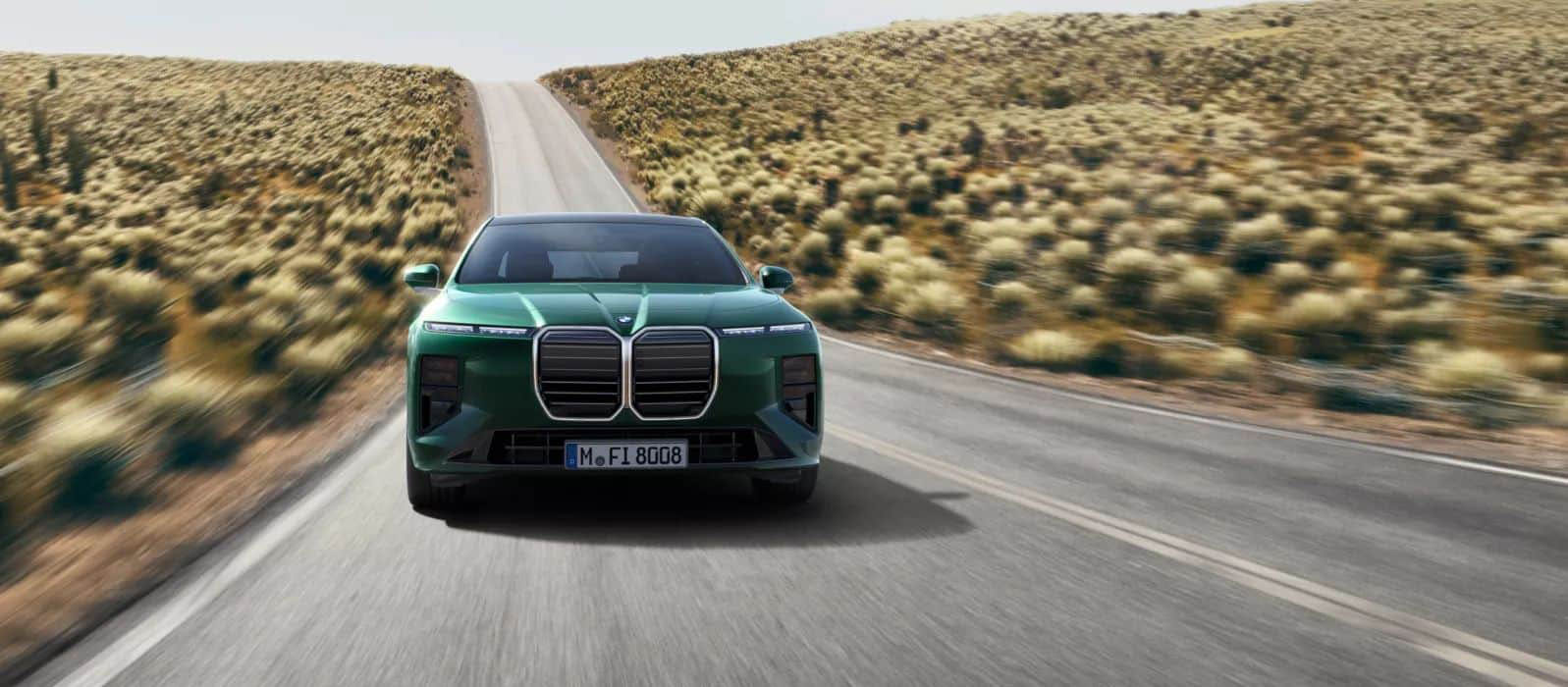 Новый BMW 7 едет по трассе