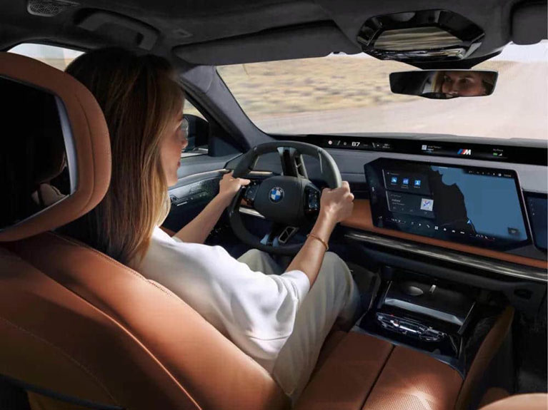 Девушка сидит в салоне нового BMW 7